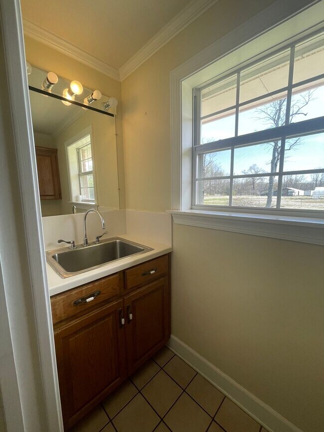 Building Photo - Spacious country home for lease