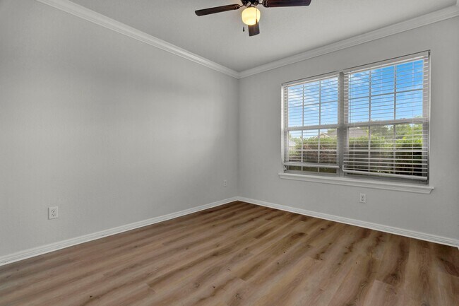 Building Photo - Fresh 3 Bed 2 Bath home in great location!