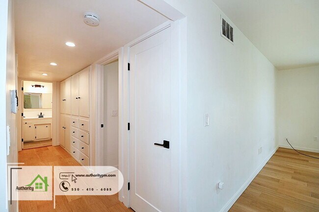 Building Photo - 1225 Manzanita Hills Ave