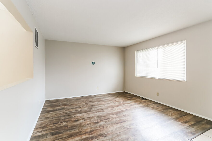 Building Photo - 2400 Lisbon Dr
