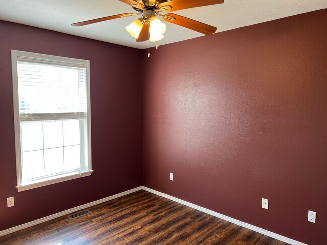 Building Photo - 3 Bed / 2 Bath Springfield Address, Republic Schools