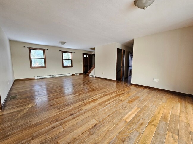 Building Photo - 4 Bedroom, 2.5 Bath House for Rent