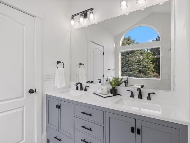 Building Photo - 636 N 1280 E