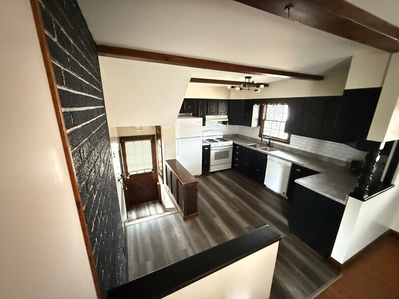 Kitchen - 208 5th Ave