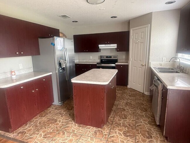 Building Photo - LARGE Single family home in Poinciana