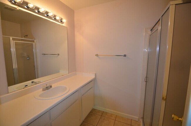 Building Photo - Clean, Bright upstairs Banyan Hollow Condo w/ central A/C!