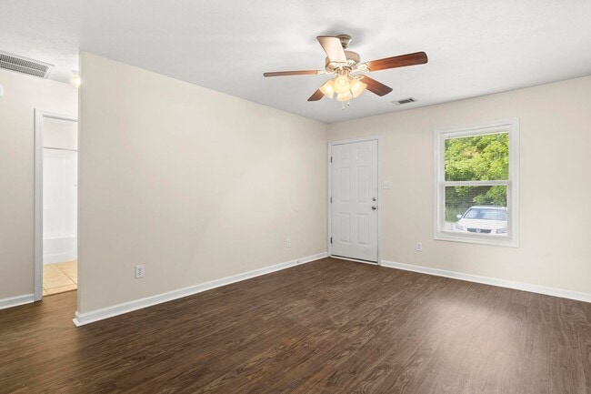 Building Photo - Minutes to Back Gate of Camp Lejeune!