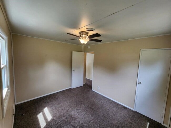 Building Photo - 1088 Eastview Dr