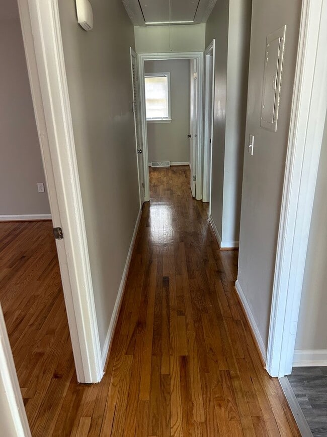 Building Photo - 3 bedroom, one bath house for rent