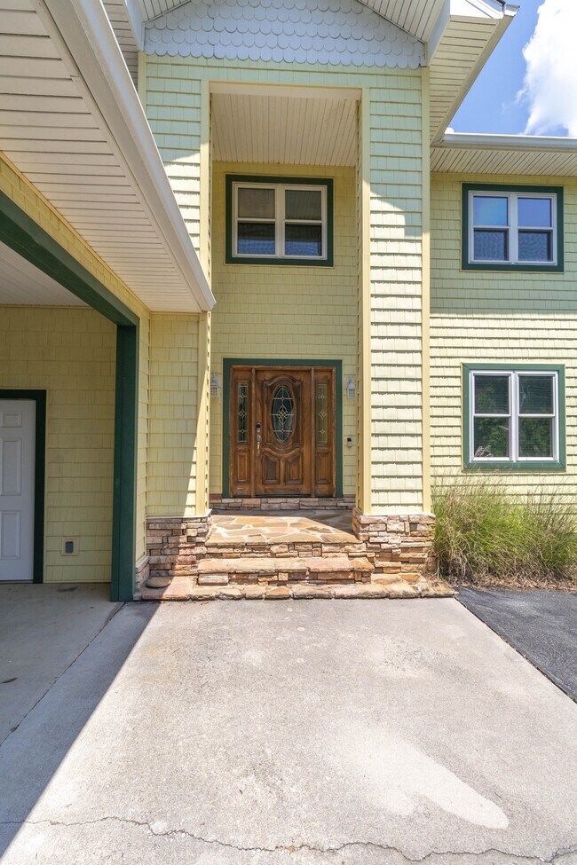 Building Photo - 2084 Allenridge Dr