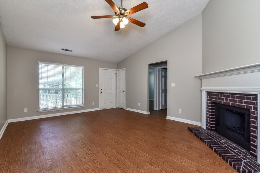 Building Photo - 508 Village Cir