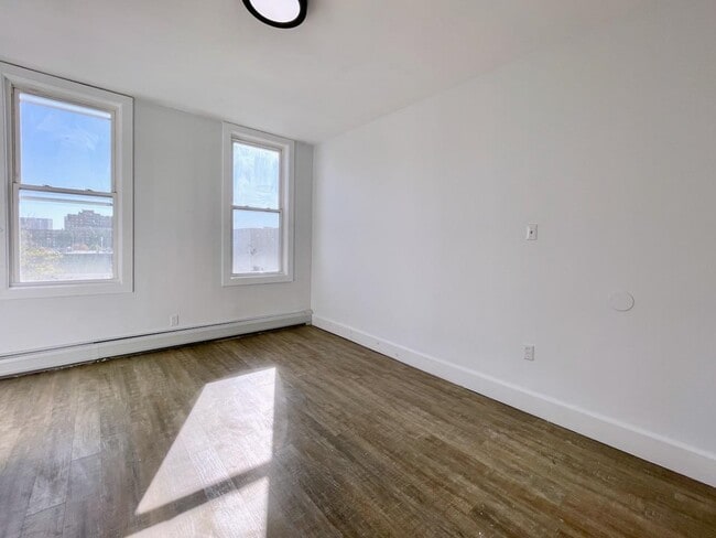 Building Photo - 212 15th St