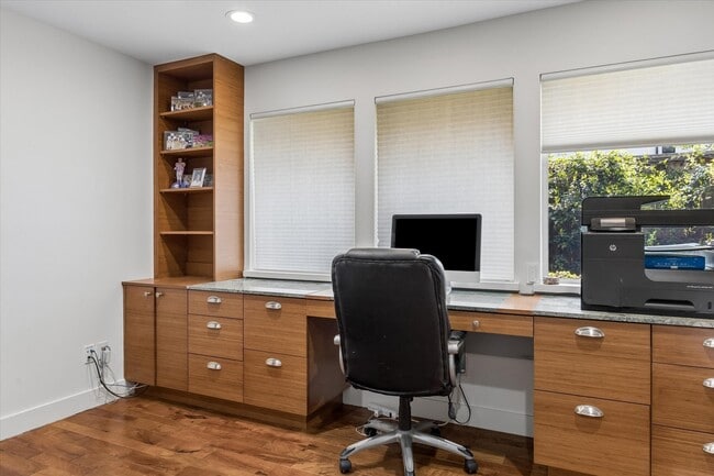 Building Photo - 623 Pinehaven Dr
