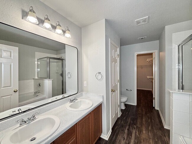 Building Photo - Gorgeous 3 bedroom with loft!