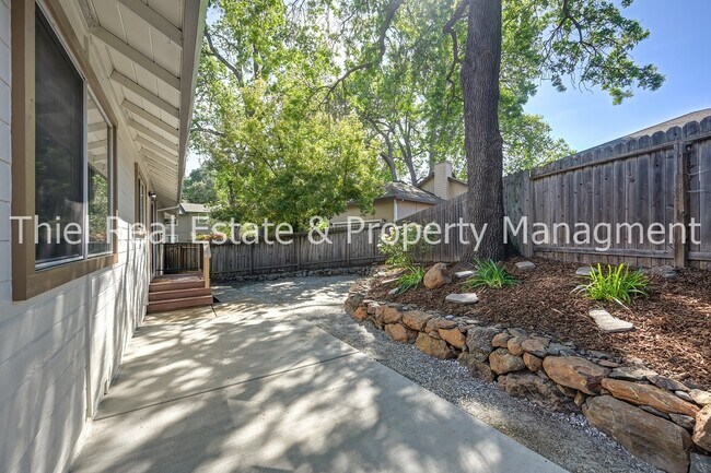 Building Photo - 2277 Knollwood Dr