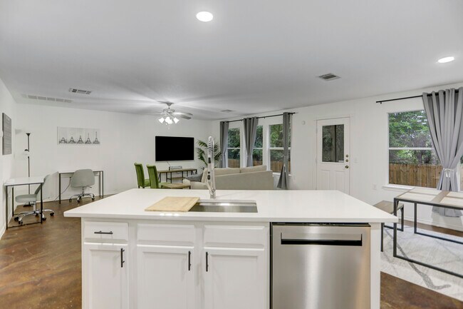 Building Photo - 7107 Thannas Way