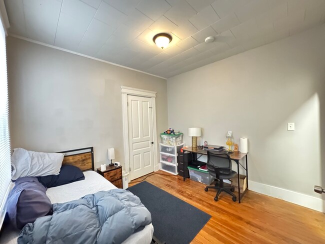 Building Photo - 5 Bed/ 2 Bath on Fairview mins. from UC Campus Only $595/pp ($2,975/mo) + Free Wifi!