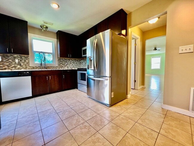 Building Photo - Beautiful and Spacious 5 Bedroom + 3 Bath Home w/ Office close to Downtown!