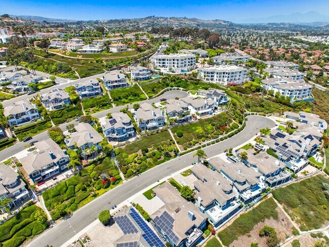 Building Photo - Stunning 4 Bed | 3.5 Bath Home Office and ...