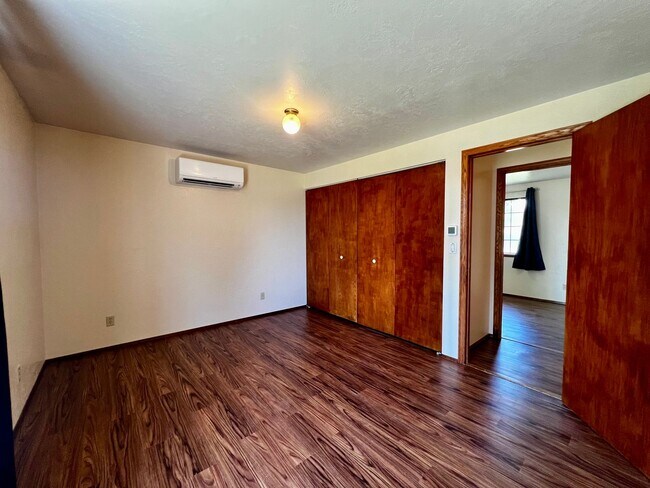 Building Photo - Move in special - $150 off first month's rent!