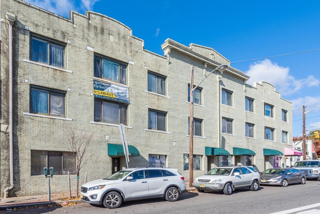 Building Photo - 300 Main St