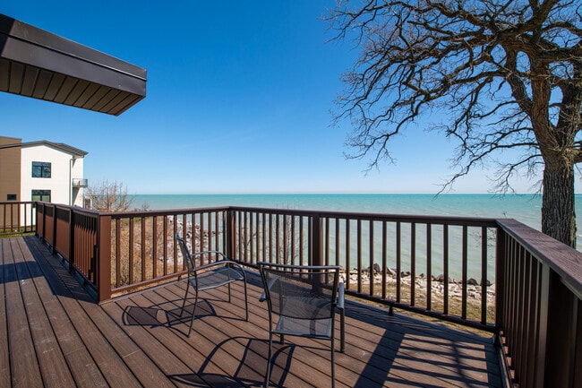 Building Photo - 8609 Lakeshore Dr