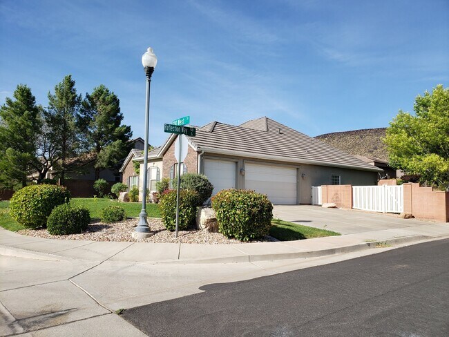 Building Photo - Beautiful 4 bed 2 bath home with 3 car gar...