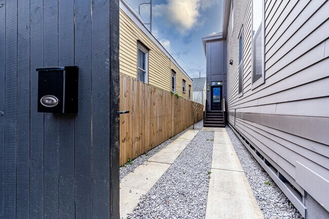 Building Photo - 2504 Dumaine St