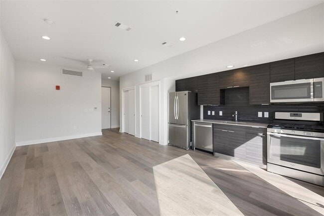 Building Photo - 1800 E 4th St