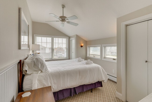 Building Photo - 47 Cosey Beach Ave