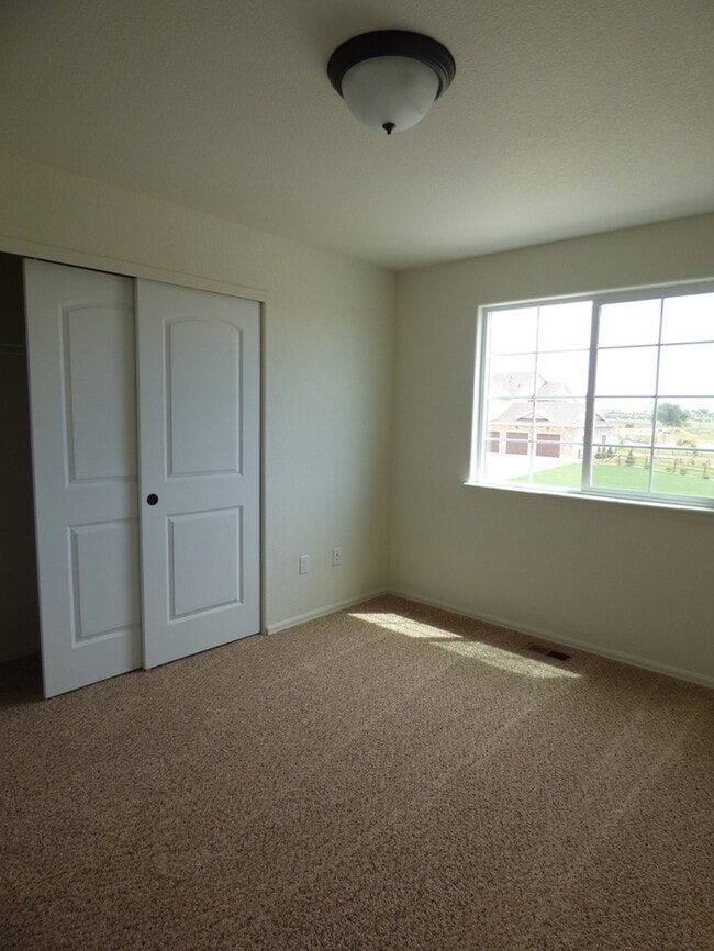 Building Photo - Spacious and Beautiful 3 Bed, 2.5 Bath Hom...