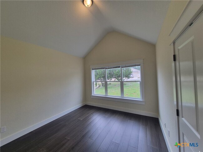 Building Photo - 427 Primrose Path