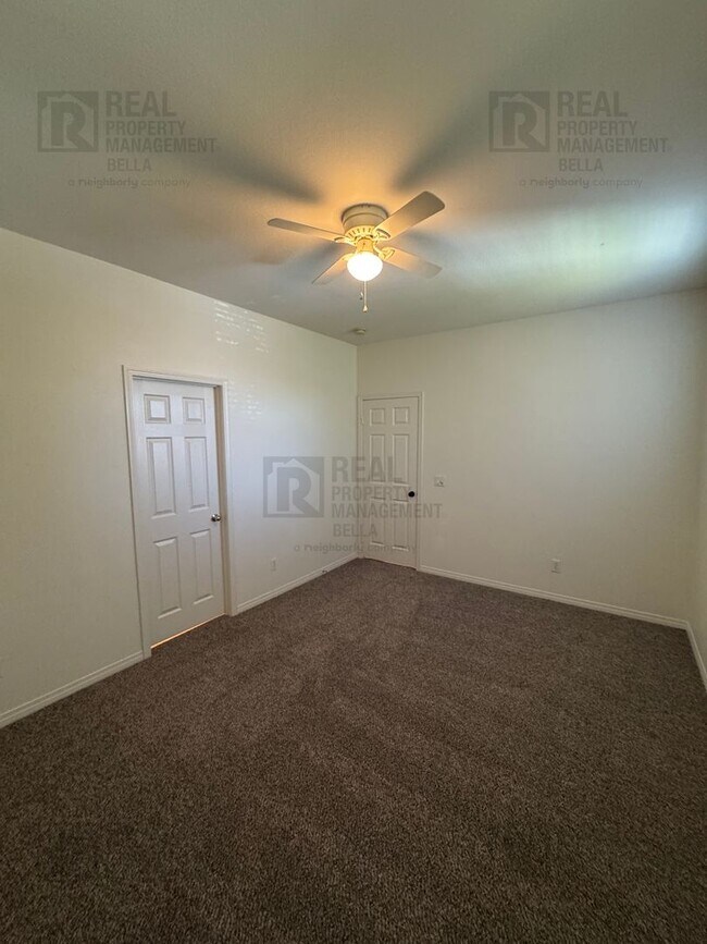 Building Photo - Huge Kitchen, Downstairs Bedroom, and More...