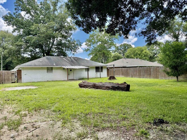 Building Photo - 2056 Vickers Dr