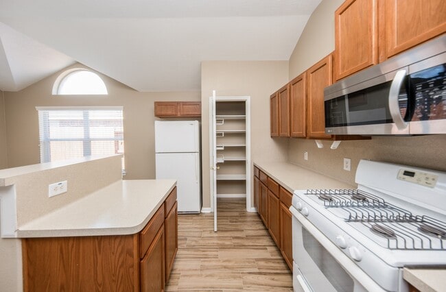 Building Photo - 19247 Dillsbury Ct