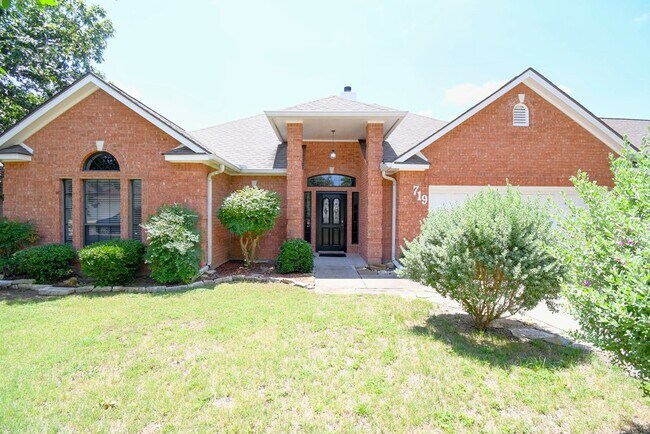Building Photo - 719 Oak Hollow Dr