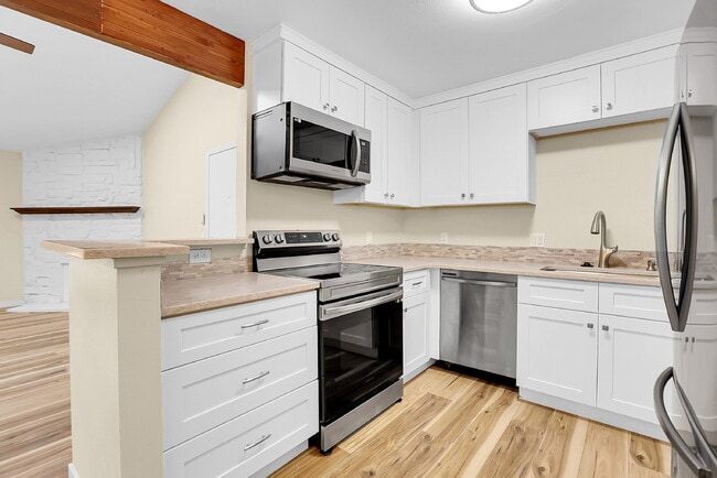 Building Photo - $1,995 - 2 Bed, 2 Bath Condo in Lakewood w...