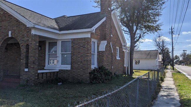 Building Photo - 3229 Wisconsin St