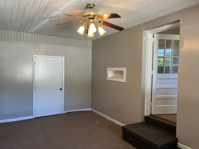 Building Photo - ***3 Bedroom / 1 Bathroom House for Rent i...