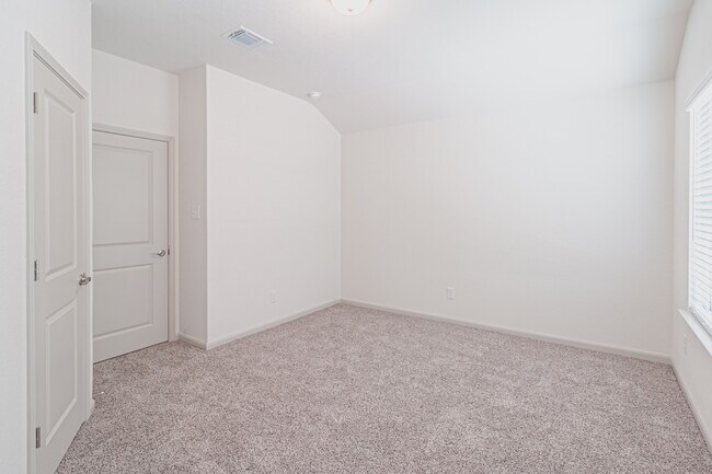 Building Photo - 7411 Gramercy Way