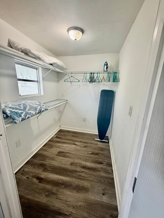 Building Photo - Charming Coastal Cottage with Huge Fenced Yard & Smart Tech!