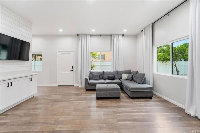 Building Photo - 5702 Donna Ave