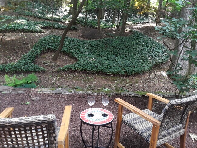 Private Outside Seating - 2320 Tanglewood Cir NE