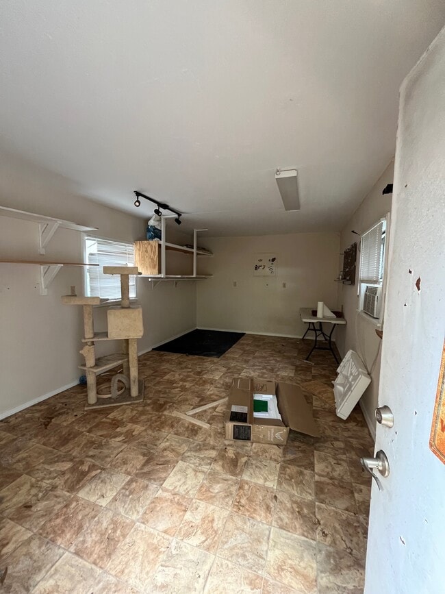 Building Photo - 228 E Circle Dr