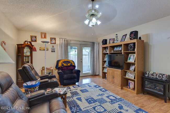 Building Photo - 1827 Wildwood Creek Ln