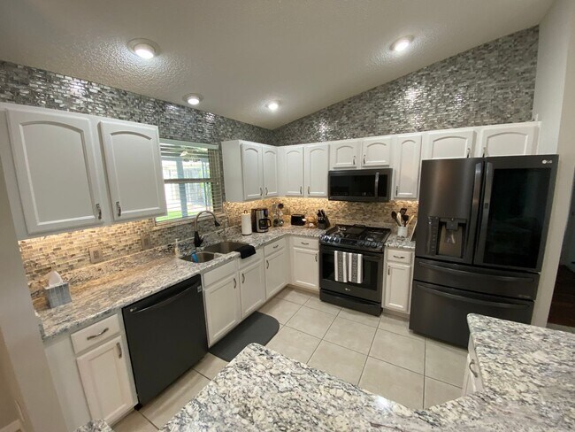 Building Photo - Beautiful ANNUAL, Fully Furnished, turnkey 3 Beds & 2 Baths in The Village of Sabal Chase