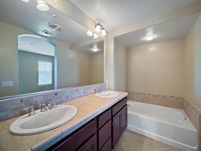 Building Photo - Beautiful & Spacious 2BD/2BA Townhouse in ...