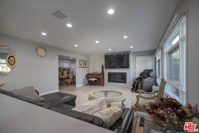 Building Photo - 1121 S Wilton Pl