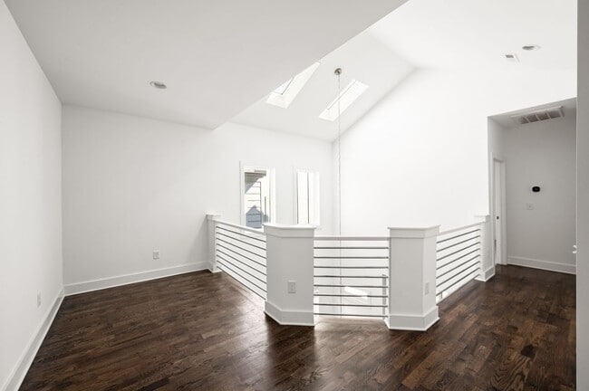 Building Photo - Modern 3BR/3.5BA home in Sylvan Summit, just minutes from downtown!