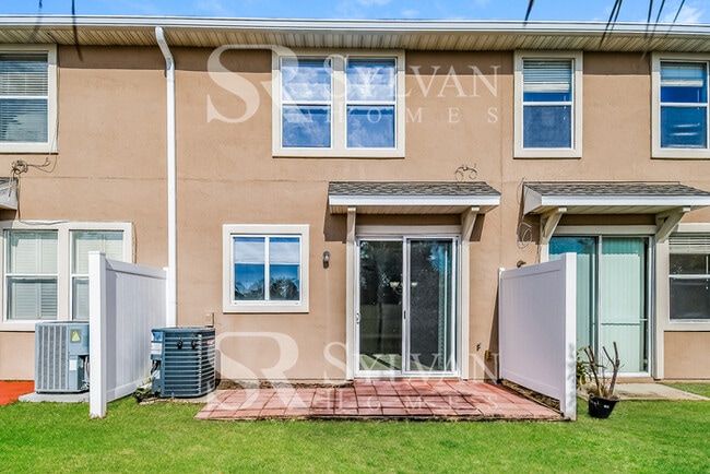 Building Photo - You'll love this well maintained townhouse!